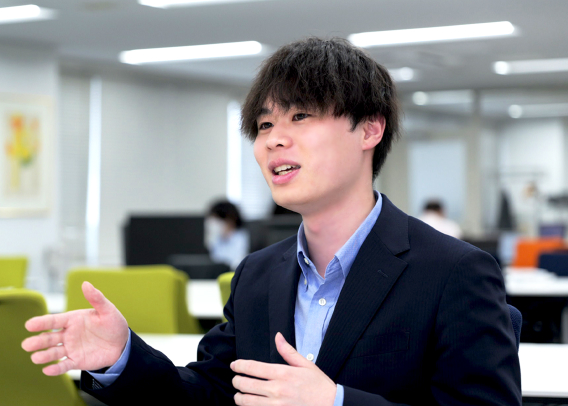 ジェスチャー付きで話す社員の画像